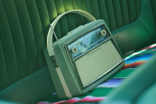 La radio resiliente busca la emoción perdida